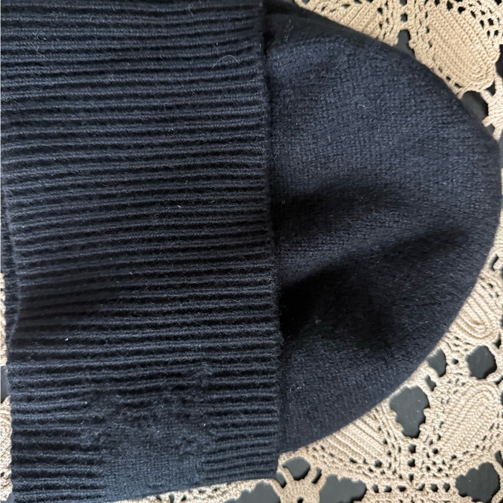Burberry Logo Crest Embroidery Knitted Cashmere Beanie